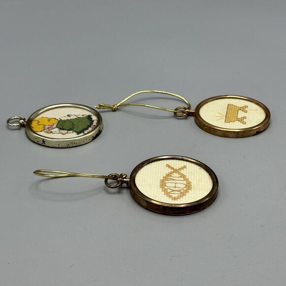 Vtg 3 Framed Cross Stitch Ornaments Fish Angel Manger Cradle Christmas Religous - Picture 4 of 14